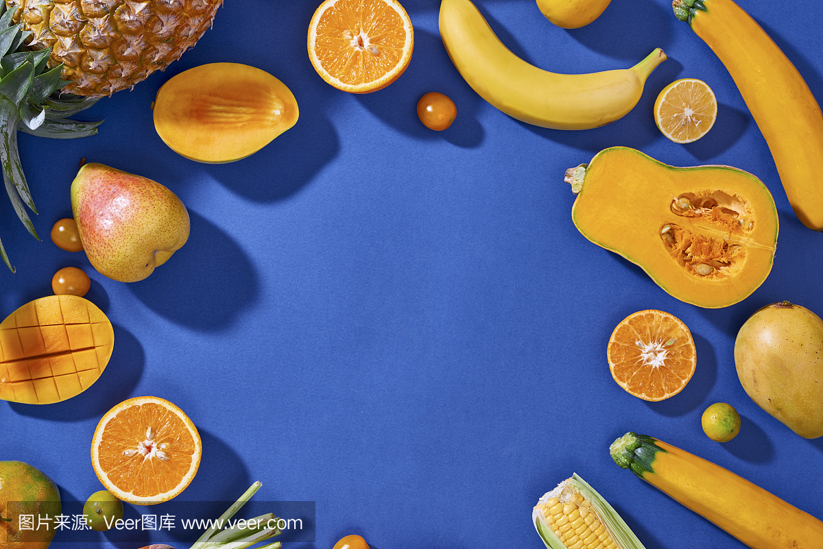 蓝色背景上的新鲜黄色水果和蔬菜